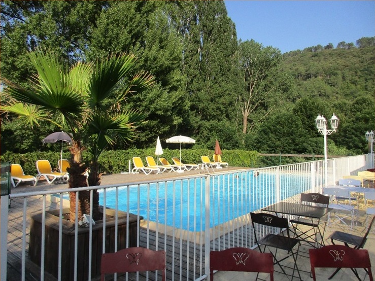 La piscine avec terrasse